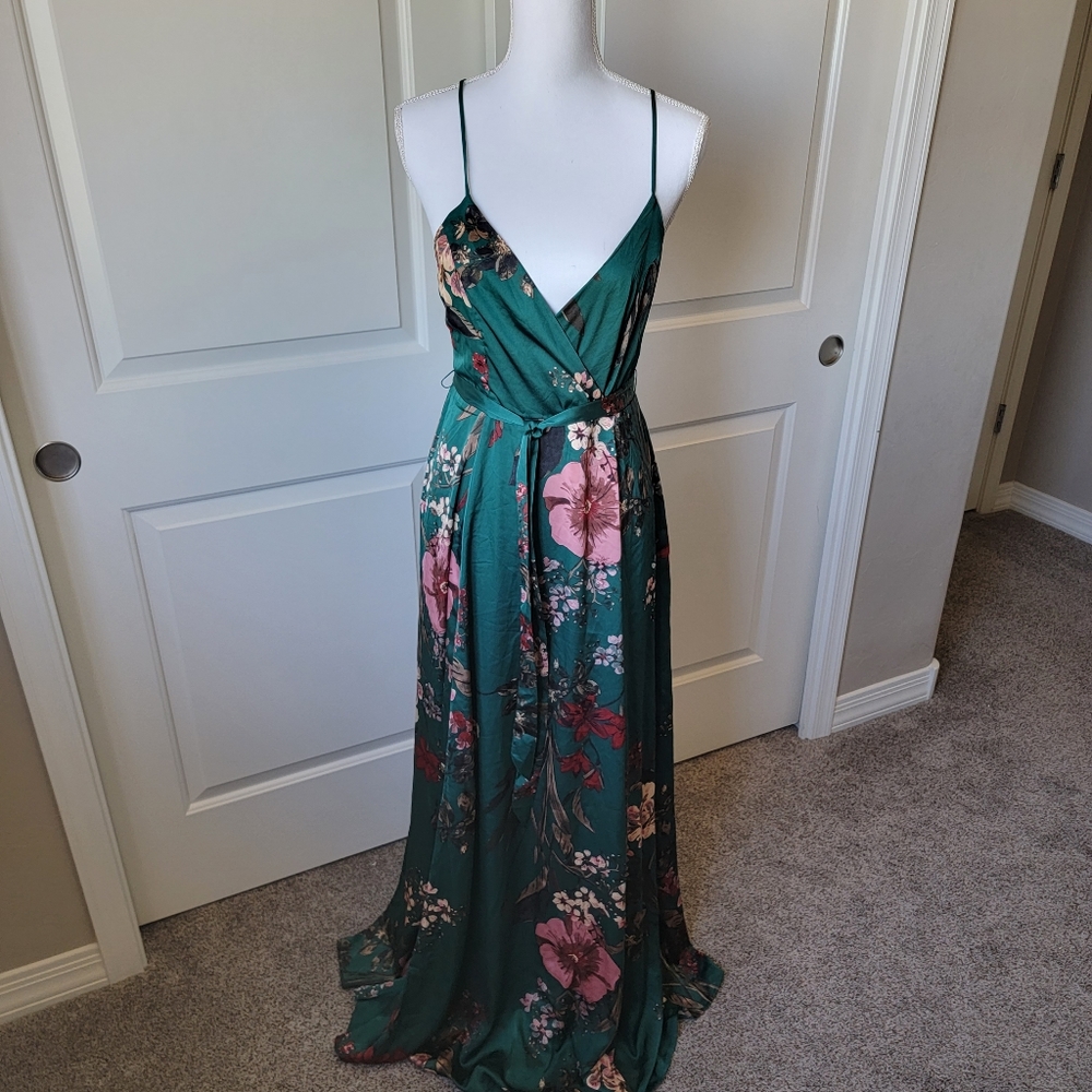 Lulus Still the one emerald green satin floral dress size small but runs big.